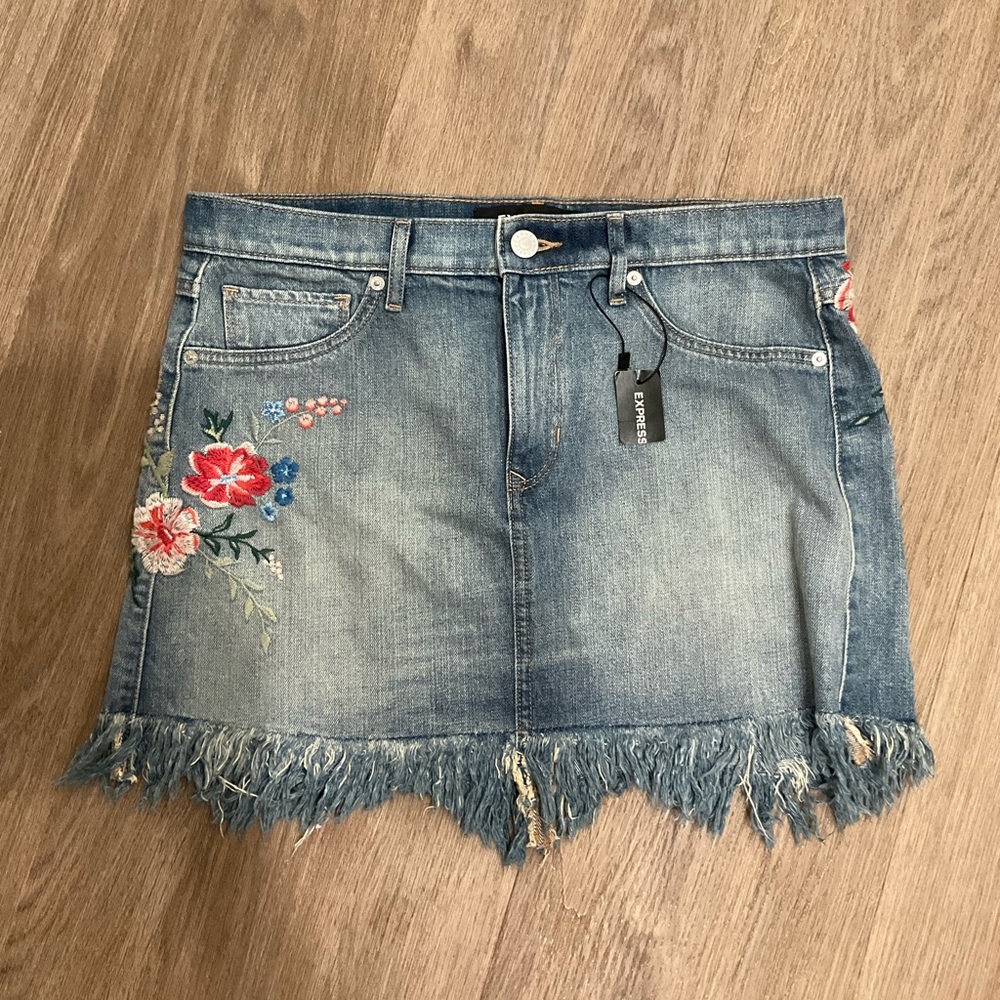 Express Jeans short skirt with embroidered flour details